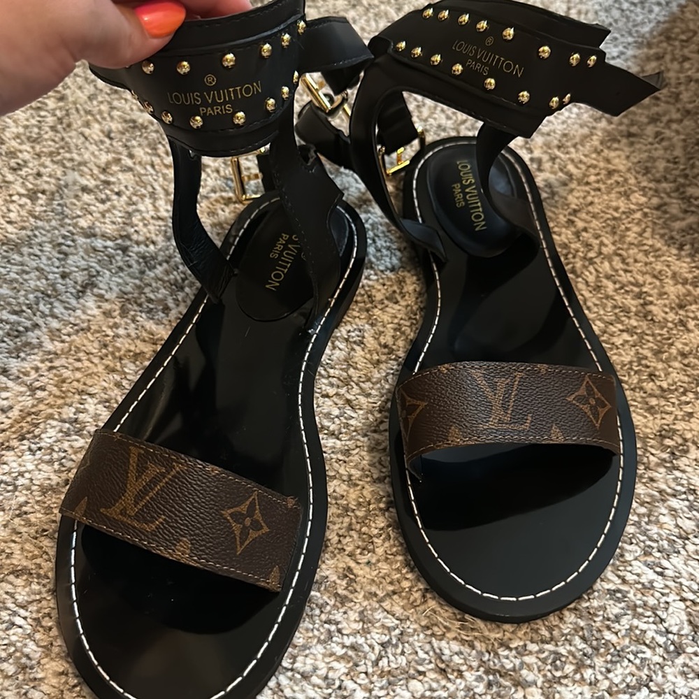 L v sandals